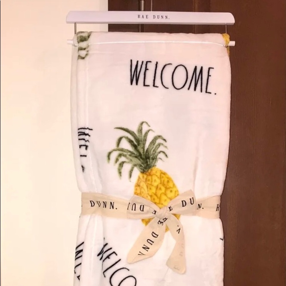 SOLD‼️Rae Dunn plush throw blanket